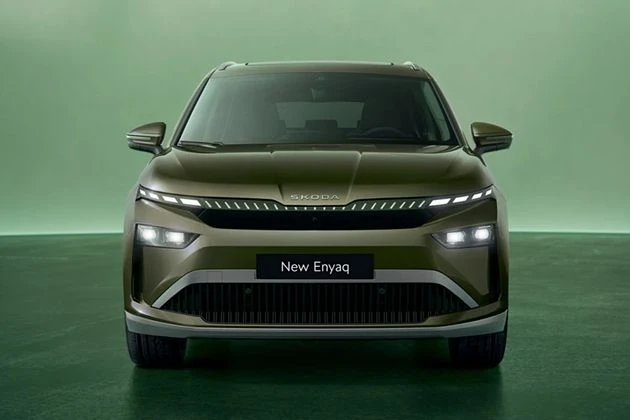 Unique dark chrome on the bonnet